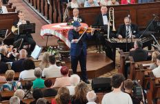 Mága Zoltán megkezdte újabb százas turnéját, teltházas konceretet adott Kézdivásárhelyen