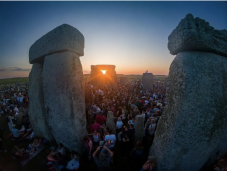 Ezrek köszöntötték a nyári napfordulót a Stonehenge ősi kövei között