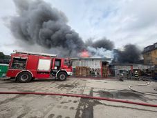 Heves tűz ütött ki egy bukaresti raktárban