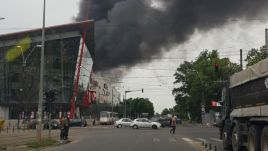 Tűz egy aradi bevásárlóközpontban: két alkalmazott a tetőn tartózkodott, amikor felcsaptak a lángok