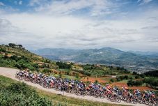 Kerékpár: kecske ,,támadt” a Giro d’Italia versenyzőire Albániában