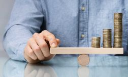 Politico: Simion populista gazdasági politikája azzal fenyeget, hogy „felrobbantja a pénzügyi puskaporos hordót”