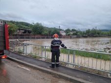 Embereket zárt el a víz a külvilágtól Bákó megyében
