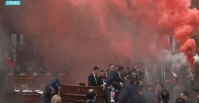 Eljárás indul a szerb parlamenti rendbontók ellen