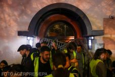 Válság Szerbiában: tüntetők vonták blokád alá a közszolgálati rádiót és televíziót (VIDEÓ)