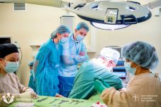 Keresik az orvosok árnyékát: egészségügyi pályára készülő diákok a sepsiszentgyörgyi kórházban