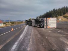 Felborult egy hűtőkamion – a sofőrt kimentették a vezetőfülkéből 