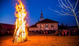 Tűzgyújtással és kásás lepénnyel zárták a farsangot Kémeren
