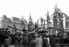 Vă doare capul? Fáj a feje? – Dokumentumfilm Marosvásárhely fekete márciusáról (INTERJÚ) 