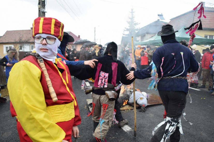 Gyergyóremetén búcsúztatták a telet a Hargita megyei hagyományőrző csoportok 