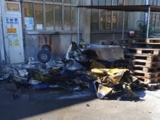 FRISSÍTVE: Gyárudvarra zuhant egy kisrepülő – Egy 18 éves fiú és a pilóta is meghalt