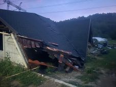 Életét vesztette egy 18 éves fiatalember: rázuhant a szél által lesodort tető (VIDEÓ)
