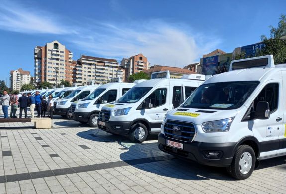 Új elektromos buszok segítik a hátrányos helyzetű diákok iskolába jutását Hargita megyében