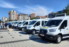 Új elektromos buszok segítik a hátrányos helyzetű diákok iskolába jutását Hargita megyében