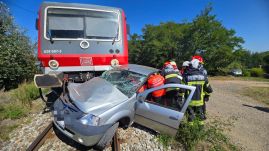 Elgázolt a vonat egy autót: egy személy a helyszínen elhunyt