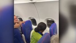 Pánik tört ki egy Bákóba tartó repülőn: a törött ablakot ragasztószalaggal „javították meg”
