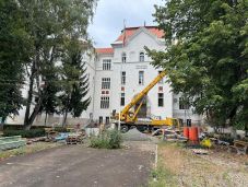 Véget ér a bolyongás: konténer-tantermek a sepsiszentgyörgyi Mihai Viteazul Főgimnáziumban