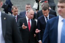 Három év után ismét beszélt egymással telefonon Macron és Putyin