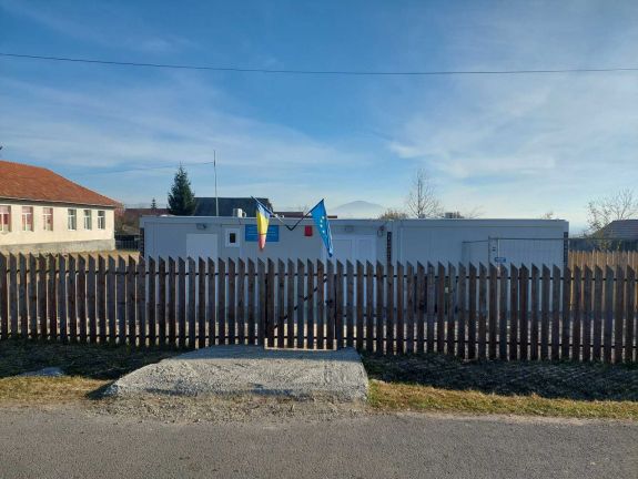 A következő tanévben is maradnak a konténeriskolában a csíksomlyói roma gyerekek