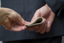 Eurobarométer: A korrupció rendszerszintű és személyes probléma (SZAVAZZ!)