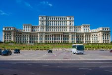 Szenátusi alkalmazottak: Ha nincs pótlék, szereljék le az antennákat a parlament épületéről!