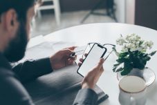Telefonos csalókra csaptak le Zilahon – Húszezer feltöltőkártyát foglaltak le