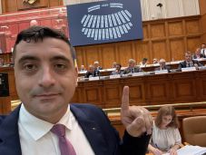 Az AUR nem áll le – Újabb bizalmatlansági indítványokat lebegtet