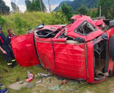 FRISSÍTVE: Személyautót sodort el a vonat Gyimesközéplokon, egy 15 éves fiú elhunyt