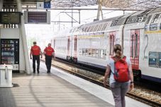 Francia köszönés miatt marasztalták el a jegyellenőrt