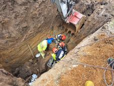 Földomlásban sérült meg egy árkot ásó munkás Csíkszentkirályon (FRISSÍTVE)