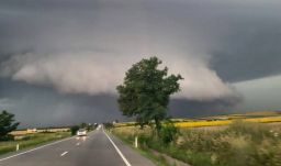Első- és másodfokú figyelmeztetés: heves viharok Székelyföldön is, hőségriadó délen