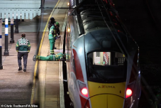 FRISSÍTVE – Tömeges késelés a vonaton: Kilenc sérült állapota válságos – Elsőre azt hitték, halloweeni tréfa (VIDEÓ) 