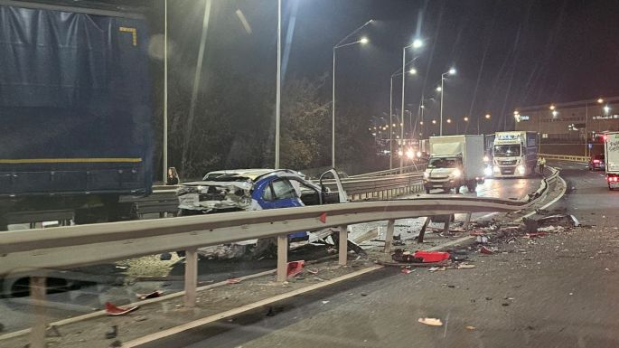 Teherautó és személygépkocsi ütközött a felüljárón – Megrongálódott a védőkorlát is (VIDEÓ)