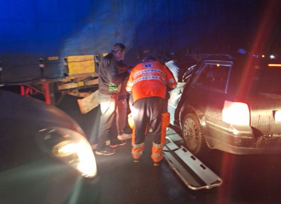 FRISSÍTVE – Hargita megye: teherautó és személygépkocsi ütközött össze a Kalondán