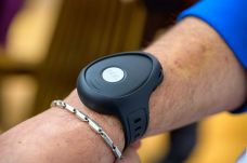 Segítség gombnyomásra: egyszerűbben igényelhető a gondosóra Sepsiszentgyörgyön 