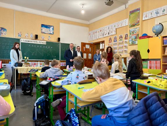 Iskolai bútorokat adományozott Kárpátalján a csíkszeredai önkormányzat