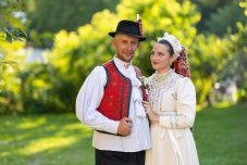 Keresik a leghagyományosabb esküvőt – Versenyben egy kalotaszegi házaspár is