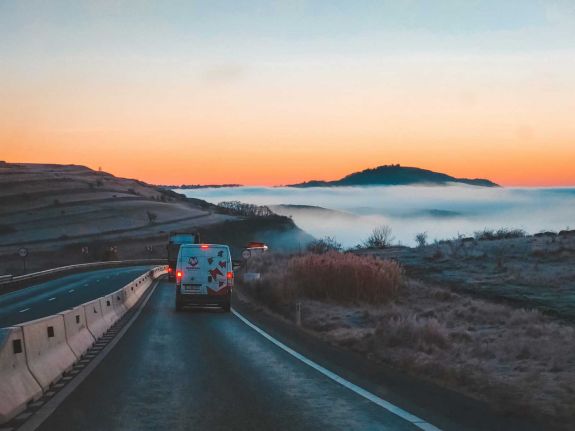 Óvatosan! – Köd nehezíti a közlekedést, a látótávolság jelentősen csökken