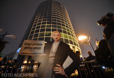 Lia Savonea lemondásáért skandáltak a bukaresti tüntetésen