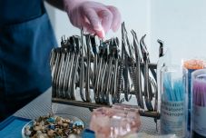 FRISSÍTVE – Döbbenetes: Meghalt egy 2 éves kislány a fogorvosi rendelőben