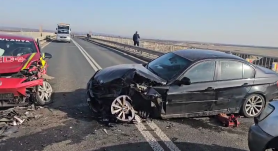 FRISSÍTVE: Magánmentőnek csapódott egy autó – Egy sérült meghalt