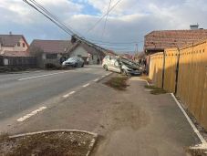 Baleset Hargita megyében: kidöntötte a villanyoszlopot egy autó