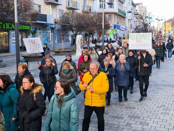 Vérszegény tiltakozásba torkollott az iskola-összevonások ügye Szatmárnémetiben