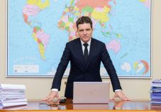 Nicușor Dan: „az egészségügytől és az oktatástól kell pénzt elvenni, hogy a védelmi ipart bővítsük”