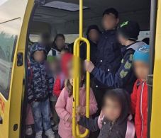 Iskolabuszt bírságoltak Kovászna megyében – Túl sok volt a diák 