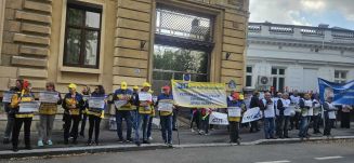 A minisztérium előtt tiltakoztak a tanügyi szakszervezetek a személyi kiadások tízszázalékos csökkentése ellen