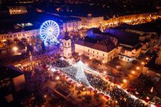 Fények, ízek, zene - Marosvásárhelyen készülnek a karácsonyi vásárra 