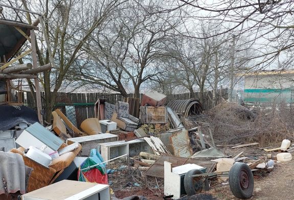 Illegális szemétfelhalmozás miatt jelentettek fel egy csíkszeredai személyt