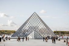 Újabb négy embert vádolnak a Louvre-ban történt ékszerrablás ügyében