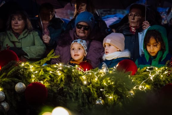 Meggyúlt az első gyertya Marosvásárhely adventi koszorúján – a hit lángja ragyogta be a Bolyai teret